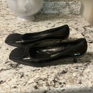 COPY - Salvatore FERRAGAMO Patent Taira Flower Kitten Heels